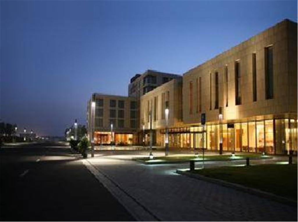 Howard Johnson Plaza Lingang Shanghai Nanhui Екстериор снимка
