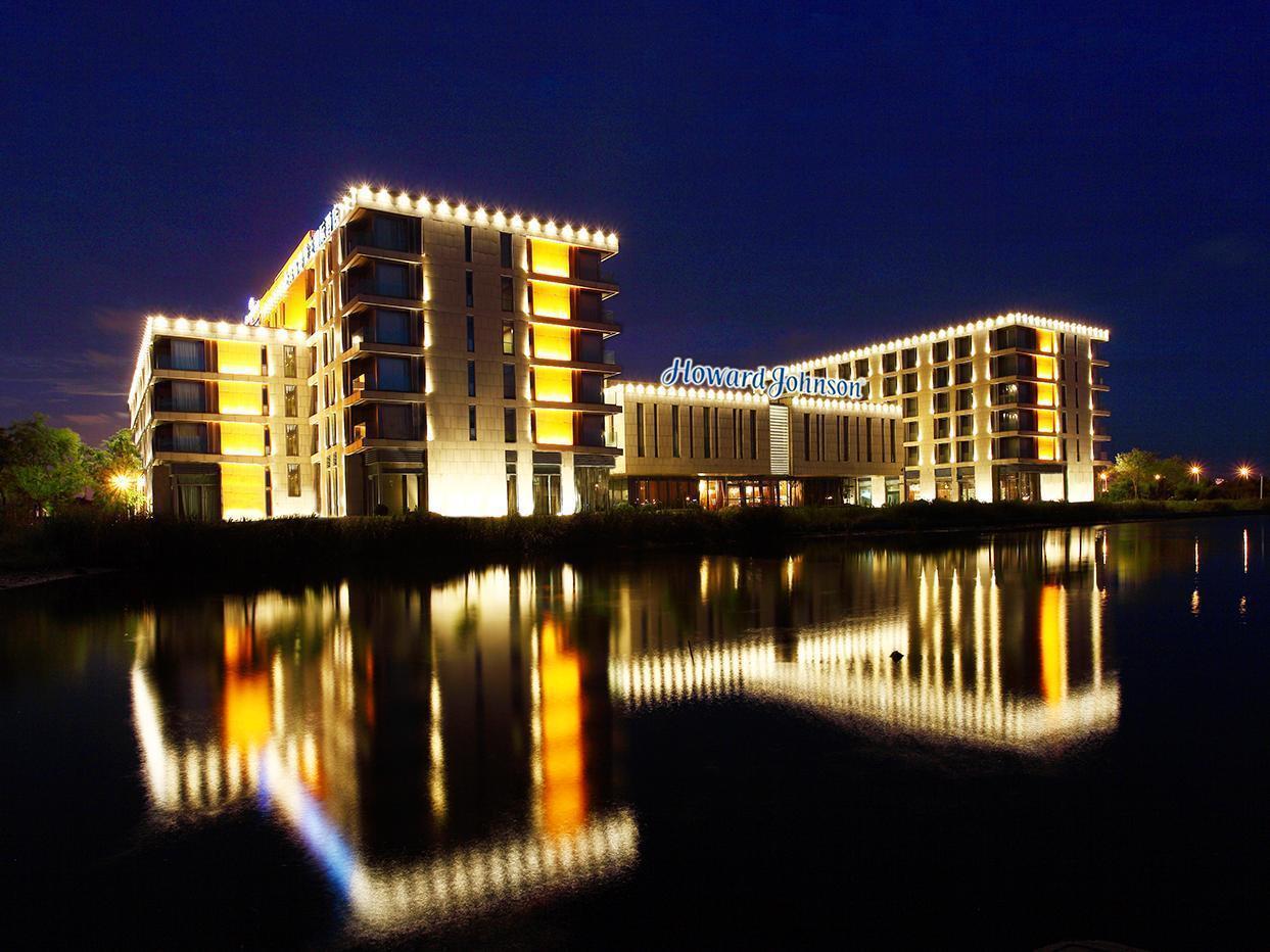 Howard Johnson Plaza Lingang Shanghai Nanhui Екстериор снимка
