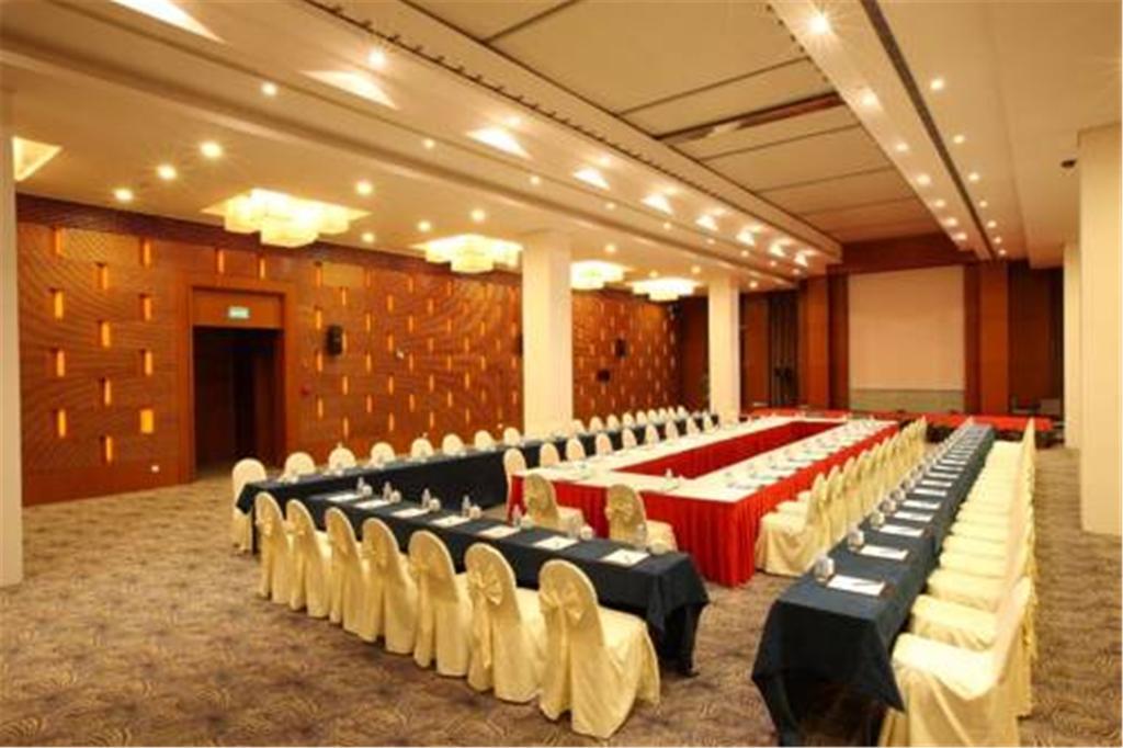 Howard Johnson Plaza Lingang Shanghai Nanhui Екстериор снимка