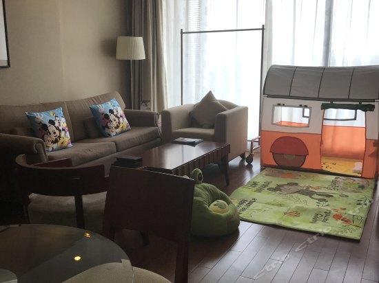 Howard Johnson Plaza Lingang Shanghai Nanhui Екстериор снимка