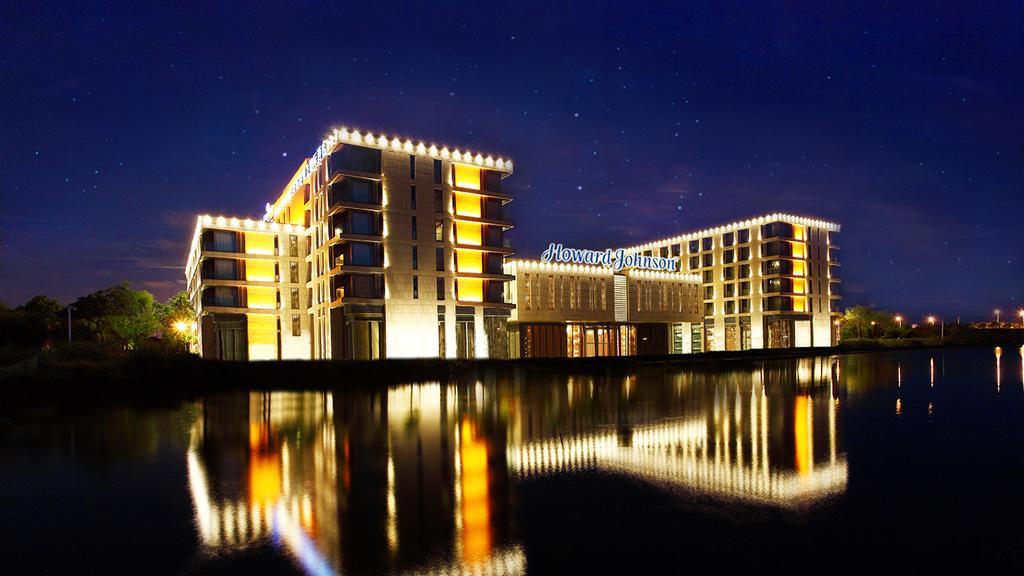 Howard Johnson Plaza Lingang Shanghai Nanhui Екстериор снимка