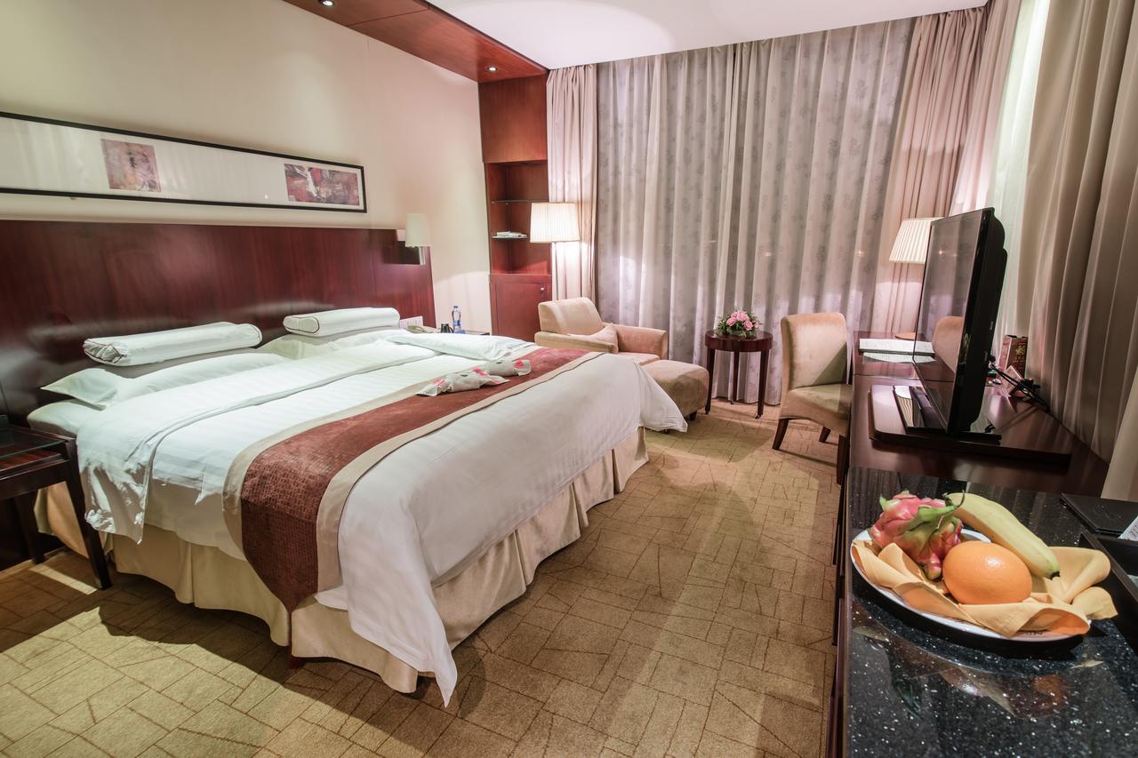 Howard Johnson Plaza Lingang Shanghai Nanhui Екстериор снимка