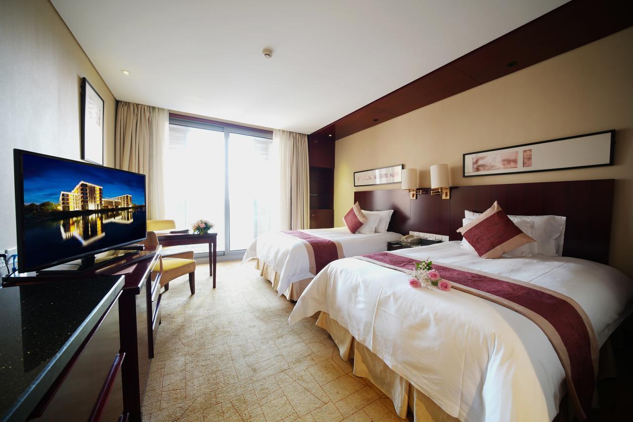 Howard Johnson Plaza Lingang Shanghai Nanhui Екстериор снимка