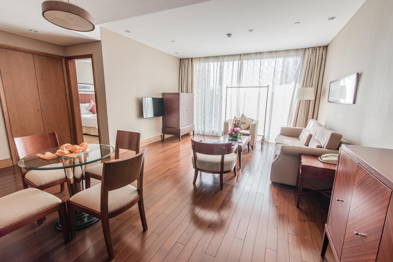 Howard Johnson Plaza Lingang Shanghai Nanhui Екстериор снимка