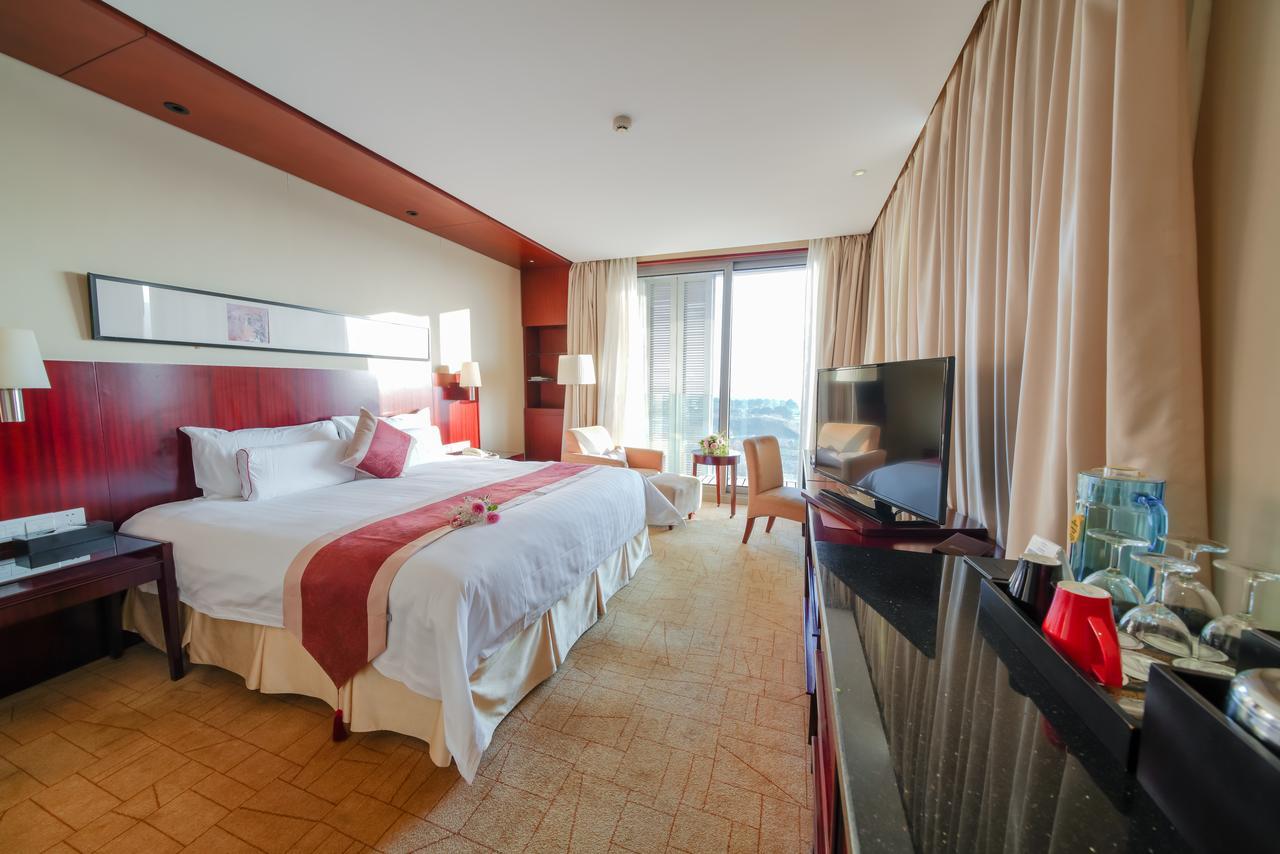 Howard Johnson Plaza Lingang Shanghai Nanhui Екстериор снимка
