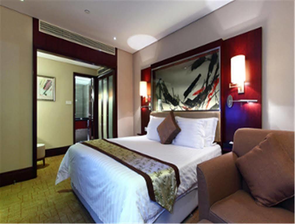 Howard Johnson Plaza Lingang Shanghai Nanhui Екстериор снимка