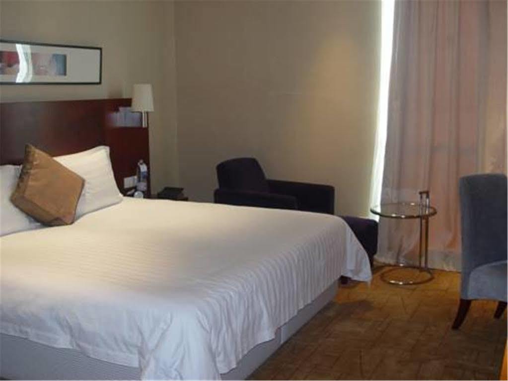 Howard Johnson Plaza Lingang Shanghai Nanhui Екстериор снимка