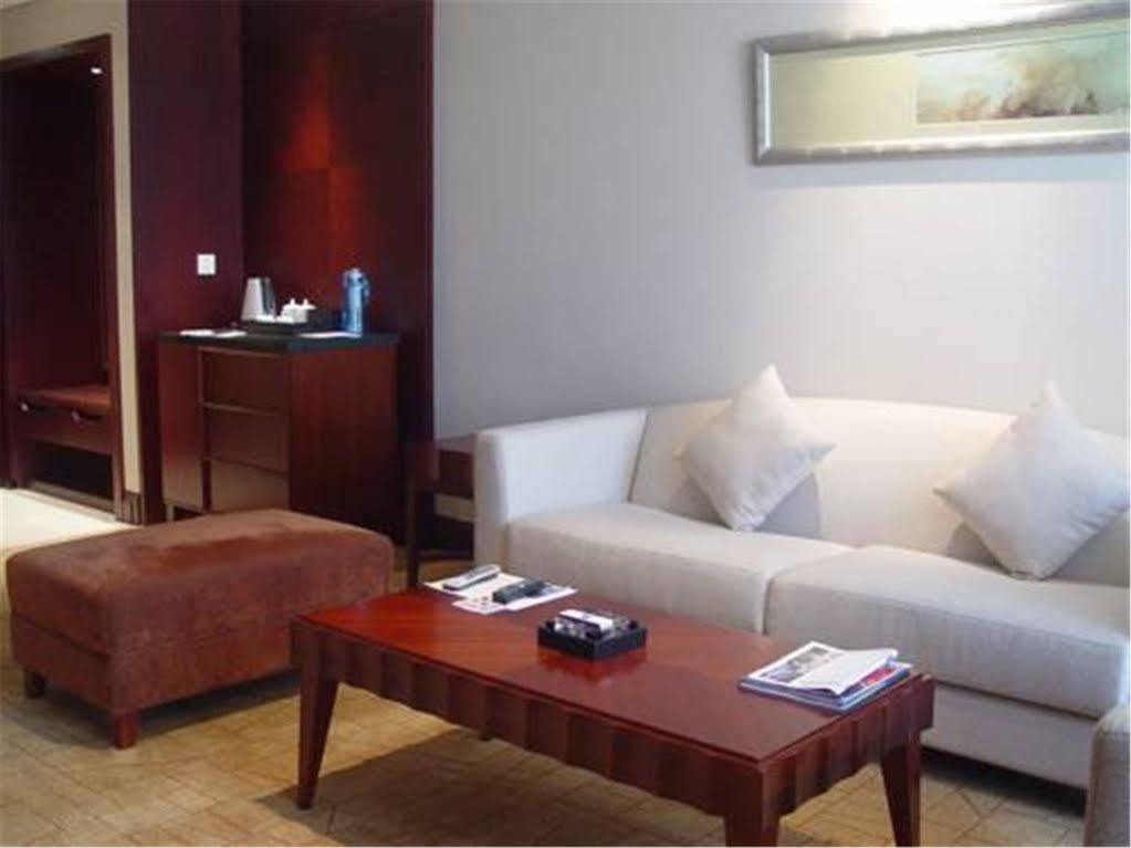 Howard Johnson Plaza Lingang Shanghai Nanhui Екстериор снимка